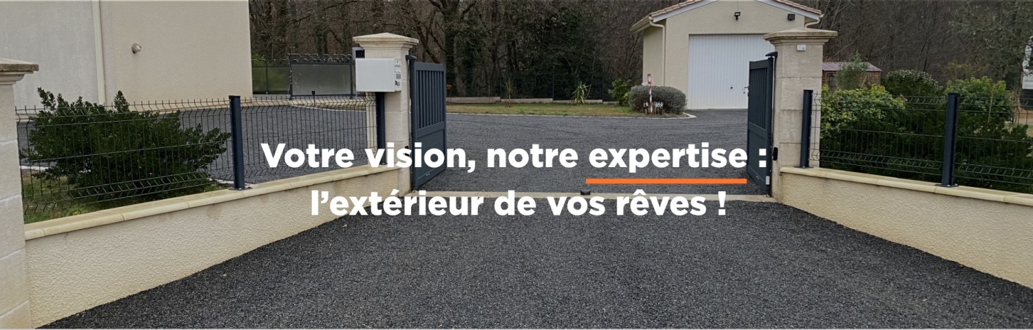 Image d'une entrée d'une maison avec une porte pour voiture ouverte.